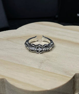 Classic Cruciform Ring