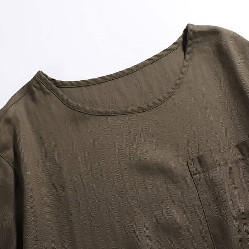 Round neckline detail on men's relaxed fit cotton pocket t-shirt with reinforced stitching
