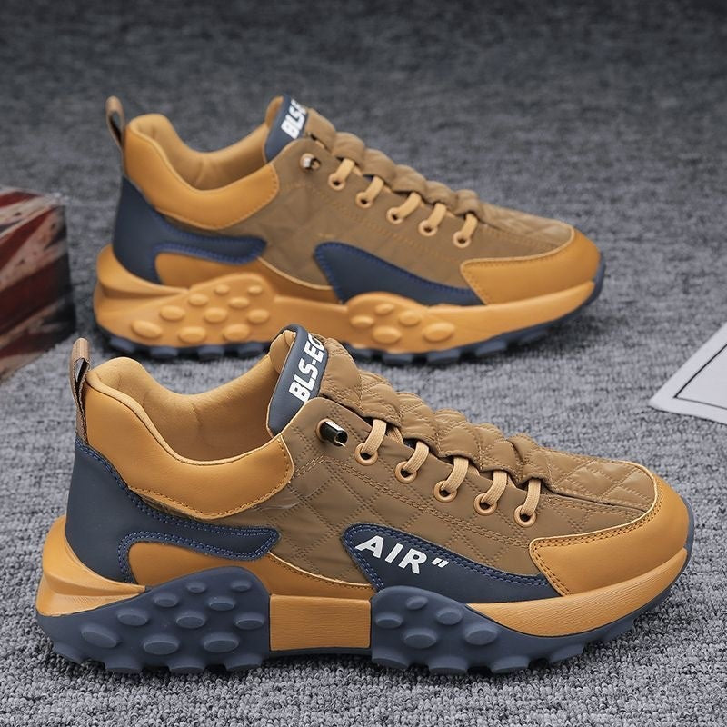 Men’s breathable canvas walking shoes in brown.