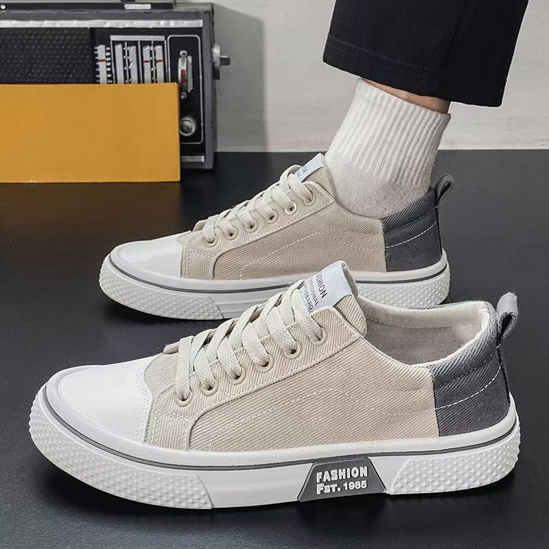 Men’s casual canvas shoes with breathable Korean-style design on foot.
