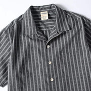 Close-up of the Cuban collar on a men’s gray retro striped short sleeve shirt featuring a relaxed open-collar design, lightweight breathable fabric, and vintage-inspired detailing.
