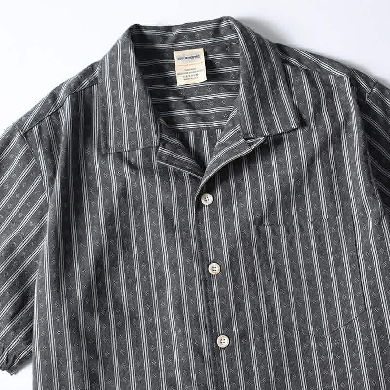 Close-up of the Cuban collar on a men’s gray retro striped short sleeve shirt featuring a relaxed open-collar design, lightweight breathable fabric, and vintage-inspired detailing.
