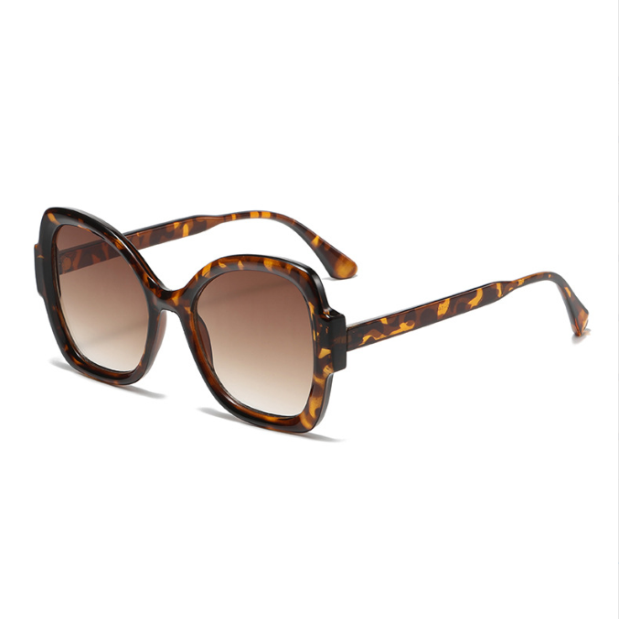 Women’s oversized UV400 sunglasses with classic tortoise shell frame and brown gradient lenses.
